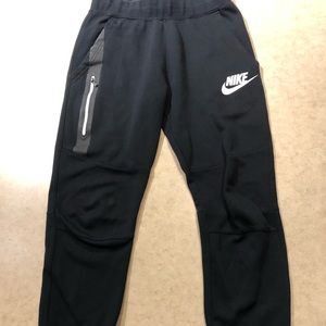 Nike Tech boys L black joggers